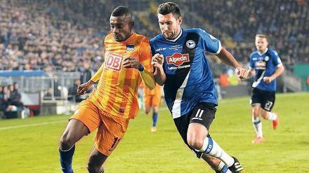 Auf ein Wiedersehen. Herthas Salomon Kalou (links) und Bielefelds Stephan Salger könnten sich am Montag erneut über den Weg laufen. Im vergangenen Jahr unterlagen die Berliner nach Elfmeterschießen beim damaligen Drittligisten.