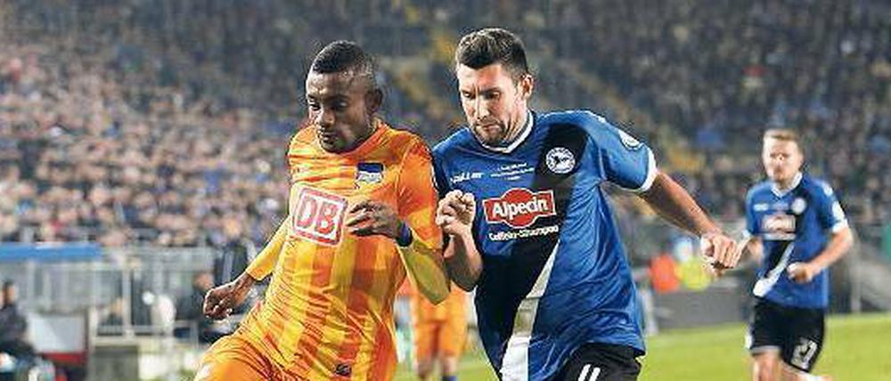 Auf ein Wiedersehen. Herthas Salomon Kalou (links) und Bielefelds Stephan Salger könnten sich am Montag erneut über den Weg laufen. Im vergangenen Jahr unterlagen die Berliner nach Elfmeterschießen beim damaligen Drittligisten.
