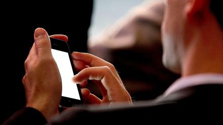 Das Smartphone verbindet Arbeitswelt und Privatleben. Einigen Arbeitnehmern wird das mittlerweile zu viel. 