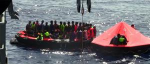 Einige konnten gerettet werden, doch mindesten 25 Flüchtlingen starben auch.