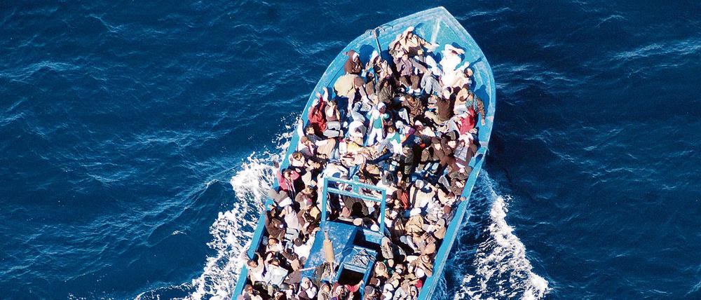 Ein Flüchtlingsboot auf dem Mittelmeer