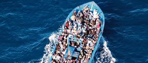 Ein Flüchtlingsboot auf dem Mittelmeer