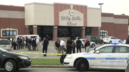Die Waffe des Täters erwies sich der Polizei zufolge erst nach dem Angriff als Softairwaffe.