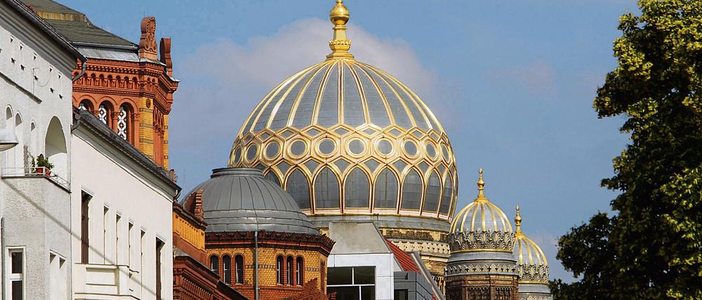 Die Kuppel der Synagoge in Berlin glänzt gut sichtbar über der Stadt. 