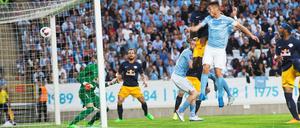 Markus Rosenberg (Bildmitte im hellblauen Trikot) trifft per Kopf für Malmö zum 2:0. Damit hatten die Schweden den 0:2-Rückstand aus dem Hinspiel schon nach 14 Minuten egalisiert.