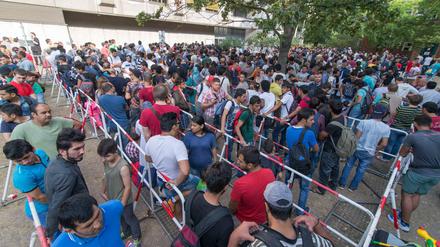 Auch am Montagmorgen warteten wieder hunderte Flüchtlinge vorm Lageso in Berlin-Moabit.