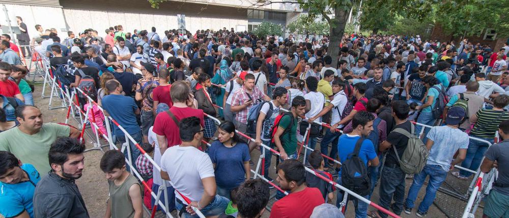 Auch am Montagmorgen warteten wieder hunderte Flüchtlinge vorm Lageso in Berlin-Moabit.