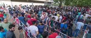 Auch am Montagmorgen warteten wieder hunderte Flüchtlinge vorm Lageso in Berlin-Moabit.