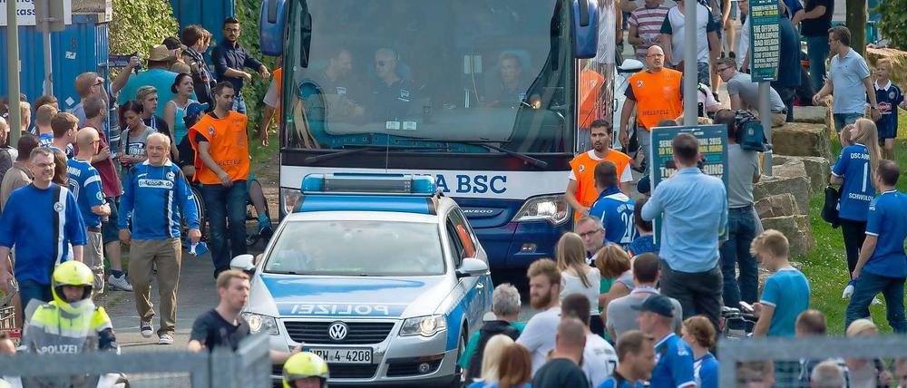Sicherheit geht vor. Der Hertha-Bus am Montag auf dem Weg ins Bielefelder Stadion.