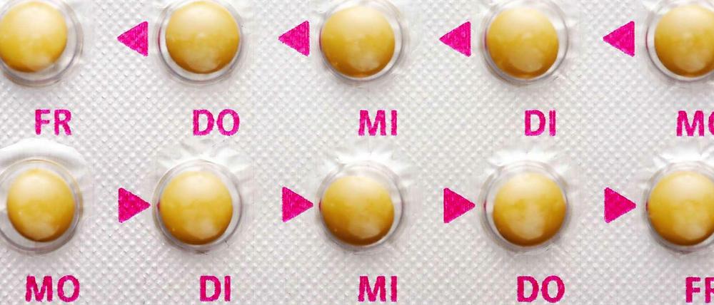 Die Pille muss täglich eingenommen werden, wie das Foto der Medikamentenverpackung, des Blisters, mit einzelnen Wochentagen pro Pille zeigt.