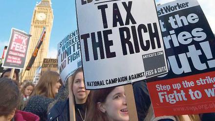 Studierende halten Schilder mit Aufschriften wie"Free Education, tax the rich" ("Freie Bildung, besteuert die Reichen") hochgehalten.