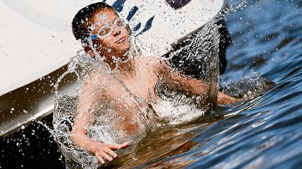 Glückskind. Wer Ferien hat und einen Platz zum Baden, ist gut dran in diesen heißen Tagen.