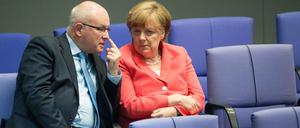 Bundeskanzlerin Angela Merkel und Volker Kauder, Vorsitzender der CDU/CSU-Bundestagsfraktion, müssen noch vier Überzeugungsarbeit leisten.