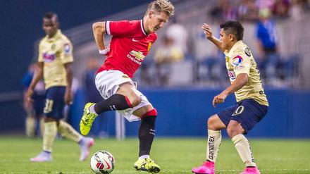 Netter Trick, reicht aber nicht für die Startelf. Bastian Schweinsteiger (l.) muss sich bei Manchester United noch gedulden.