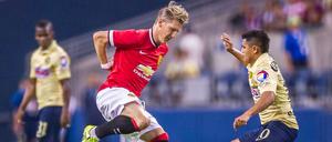 Netter Trick, reicht aber nicht für die Startelf. Bastian Schweinsteiger (l.) muss sich bei Manchester United noch gedulden.