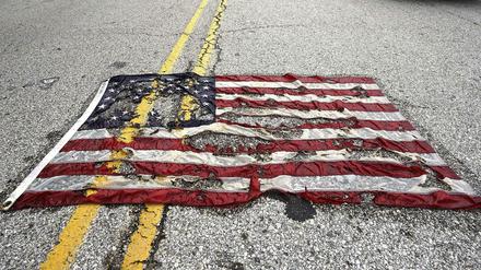 Eine USA-Fahne auf der Straße in Ferguson, auf der Michael Brown von einem Polizisten erschossen wurde. 