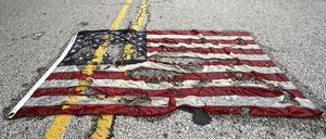 Eine USA-Fahne auf der Straße in Ferguson, auf der Michael Brown von einem Polizisten erschossen wurde. 
