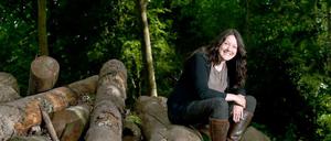 Helen Macdonald richtet ihr Leben nach dem des Tieres aus: Ein Leben ohne Partner, im Kühlschrank drei Fächer voller Wachtelküken, darüber drei Fächer voller Tiefkühlpizzen.