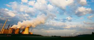 Rauch und Dampf steigen aus den Kühltürmen und Schornsteinen des RWE-Braunkohlekraftwerks Neurath bei Grevenbroich auf. 