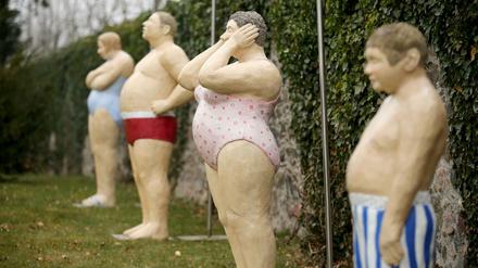 Die Installation «Duschende" der Künstlerin Christel Lechner steht am 26.03.2015 im Schlosspark Lichtenwalde (Sachsen). Die Schau "Alltagsmenschen» mit 63 lebensgroßen Skulpturen ist die erste Open-Air-Kunstausstellung in dem barocken Schlosspark. 