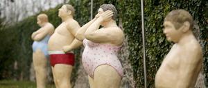 Die Installation «Duschende" der Künstlerin Christel Lechner steht am 26.03.2015 im Schlosspark Lichtenwalde (Sachsen). Die Schau "Alltagsmenschen» mit 63 lebensgroßen Skulpturen ist die erste Open-Air-Kunstausstellung in dem barocken Schlosspark. 