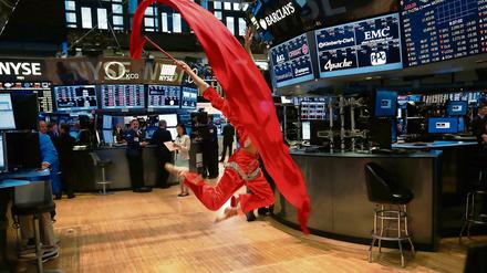 Die bösen Geister vertreiben. Eine Artistin aus China schwingt sich durch die New Yorker Börse. Pekings Führung, von Aberglaube gepeinigt, will die internationalen Finanzmärkte erobern und kämpft mit den Tücken des freien Marktes.