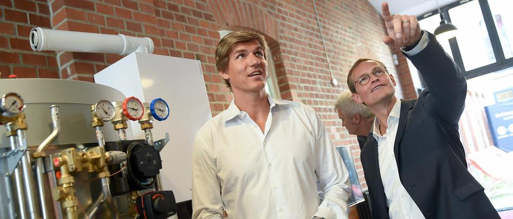 Vor Ort. Berlins Regierender Bürgermeister Michael Müller (r.) spricht beim Start-up-Unternehmen Thermondo mit dem Gründer Philipp Pausder.
