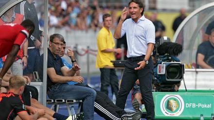 Einfach nicht zu fassen. HSV-Trainer Bruno Labbadia (r.) ärgert sich über das Pokal-Aus beim Viertligisten Jena. Sportdirektor Peter Knäbel schaut so schuldbewusst, als sei ihm jetzt erst aufgefallen, dass er einen Rucksack mit internen Gehaltslisten verloren hat. 