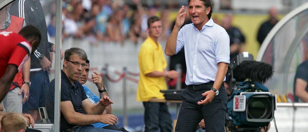 Einfach nicht zu fassen. HSV-Trainer Bruno Labbadia (r.) ärgert sich über das Pokal-Aus beim Viertligisten Jena. Sportdirektor Peter Knäbel schaut so schuldbewusst, als sei ihm jetzt erst aufgefallen, dass er einen Rucksack mit internen Gehaltslisten verloren hat.