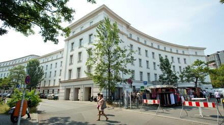 Das ehemalige Rathaus Wilmersdorf, hier am Dienstag mit dem Wochenmarkt davor, steht derzeit leer.