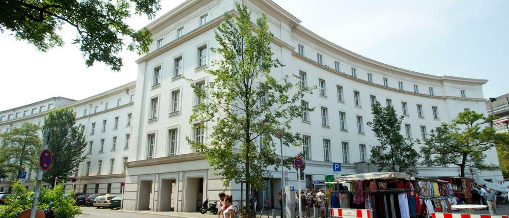 Das ehemalige Rathaus Wilmersdorf, hier am Dienstag mit dem Wochenmarkt davor, steht derzeit leer.