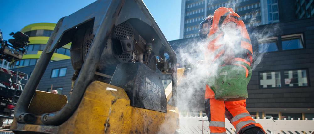 Berlin will wieder mehr in die Infrastruktur investieren. Die Sanierung maroder Straßen gehört dazu.
