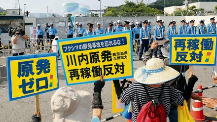 Demonstranten protestieren gegen die Wiederinbetriebnahme des Reaktors von Betreiber Kyushu Electric Power in Satsumasendai.