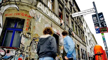 Verena und Johannes vor der "Linie206". Die beiden Bewohner möchten anonym bleiben.
