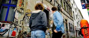 Verena und Johannes vor der "Linie206". Die beiden Bewohner möchten anonym bleiben.