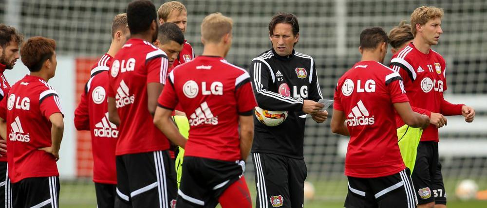 Hohe Erwartungen: "Unser Ziel ist es, perfekt zu spielen", sagt Leverkusens Trainer Roger Schmidt (4. v. r.).