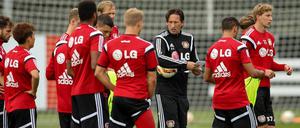Hohe Erwartungen: "Unser Ziel ist es, perfekt zu spielen", sagt Leverkusens Trainer Roger Schmidt (4. v. r.).