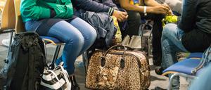 Flüchtlinge aus dem Westbalkan warten am 14.07.2015 im Notquartier der Bundespolizeiinspektion in Passau (Bayern) auf ihre Registrierung.