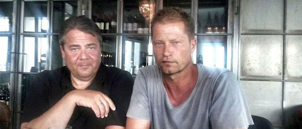 Diskutieren über Hilfe für Flüchtlinge: SPD-Chef und Vizekanzler Sigmar Gabriel (l.) und Filmemacher Til Schweiger. Doch nach dem Treffen gab es viel Spott.