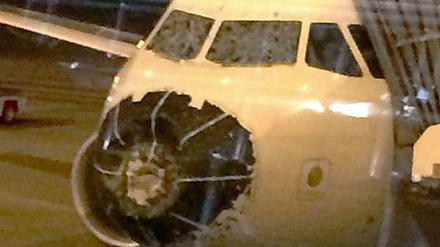 Die beschädigte Maschine von Delta Airlines auf dem Flughafen in Denver. Das Flugzeug war am Freitag in einen Hagelschauer geraten. 