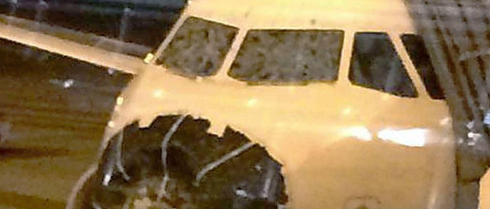 Die beschädigte Maschine von Delta Airlines auf dem Flughafen in Denver. Das Flugzeug war am Freitag in einen Hagelschauer geraten.
