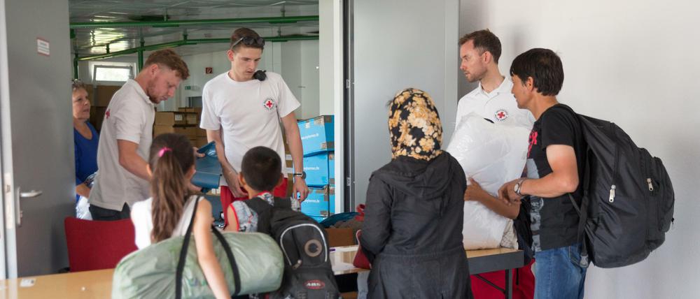 Flüchtlingsheim auf Zeit. In einem Ex-Bürohaus in Berlin-Karlshorst leben nun bald 300 Männer, Frauen und Kinder.