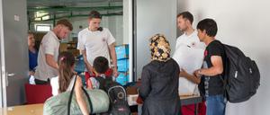 Flüchtlingsheim auf Zeit. In einem Ex-Bürohaus in Berlin-Karlshorst leben nun bald 300 Männer, Frauen und Kinder.