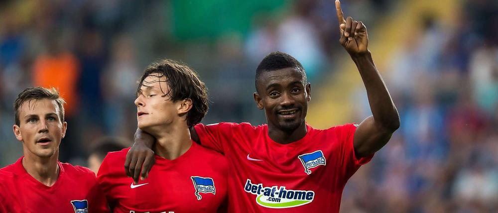 Entscheidungsträger. Salomon Kalou (r.) traf für Hertha nach Vorarbeit von Nico Schulz zum 1:0, Vladimir Darida (l.) machte später alles klar.
