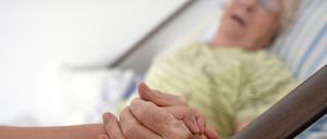 Eine Krankenschwester versorgt eine Bewohnerin auf der Demenzstation des Pflegeheims "Haus Saalburg" in Frankfurt am Main. Das Bundeskabinett hat am Mittwoch den Umbau der Pflegeversicherung beschlossen. 