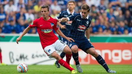 Systemrelevant. Vladimir Darida (links, mit Bielefelds Tom Schütz) spielt eine Schlüsselrolle für Herthas neuen Fußball. Der Tscheche ist ballsicher, laufstark, spielintelligent – und erzielte gegen die Arminia das Tor zum 2:0-Endstand.