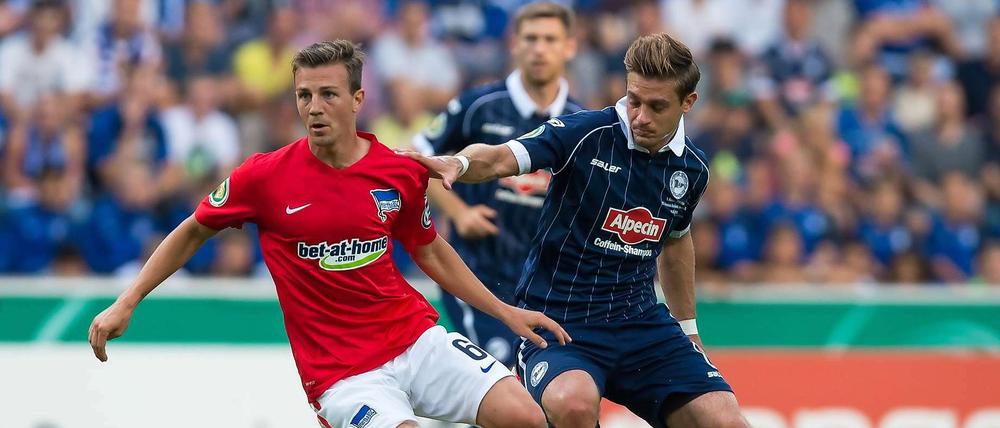 Systemrelevant. Vladimir Darida (links, mit Bielefelds Tom Schütz) spielt eine Schlüsselrolle für Herthas neuen Fußball. Der Tscheche ist ballsicher, laufstark, spielintelligent – und erzielte gegen die Arminia das Tor zum 2:0-Endstand.