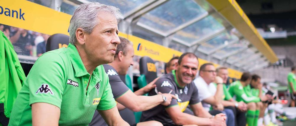 Entspannt auf der Bank. Trainer Lucien Favre hat mit Borussia Mönchengladbach ganz andere Zeiten erlebt. Noch vor vier Jahren wäre er beinahe abgestiegen. 