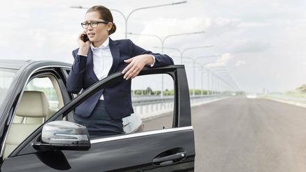 Klischee. Die junge, erfolgreiche Neuwagenkäuferin gibt es noch in der Werbung - im Autohaus wird sie immer seltener.