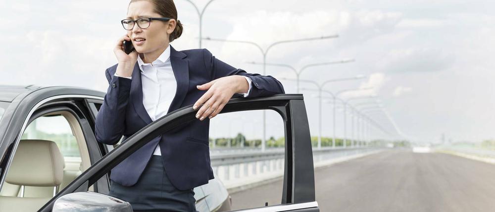 Klischee. Die junge, erfolgreiche Neuwagenkäuferin gibt es noch in der Werbung - im Autohaus wird sie immer seltener.